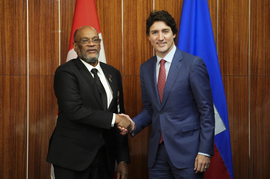 Justin Trudeau, à droite, a participé jeudi à une réunion avec le premier ministre d'Haïti, Ariel Henry, à Nassau.