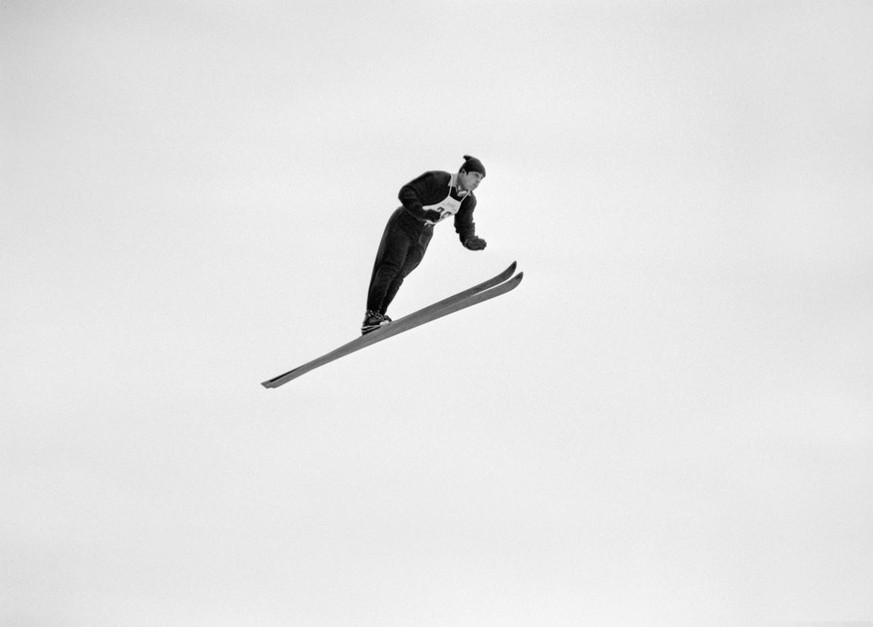 Skispringer Fritz Schneider in Aktion beim Skispringen bei den Olympischen Winterspielen in Oslo, aufgenommen am 24. Februar 1952. Schneider beendete das Springen auf der Normalschanze auf dem 26. Pla ...