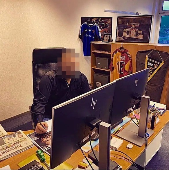 Ertan Y. dans son bureau, se présentant comme agent de footballeurs.