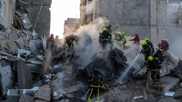 Les secours ukrainiens recherchent les victimes d'une attaque russe menée à l'aide de drones et de missiles dans les décombres d'une maison à Kiev (photo d'archive): la Chine aider ...