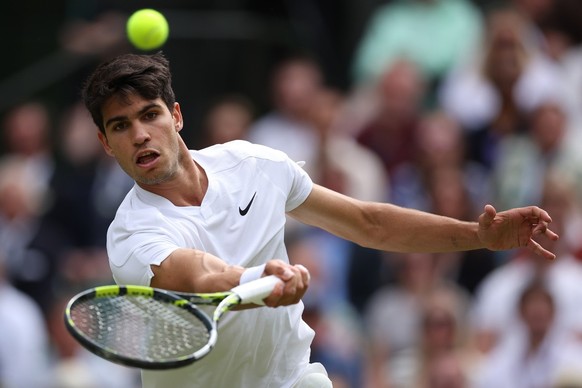 epa11477617 Carlos Alcaraz of Spain in action during the men&#039;s singles final against Novak Djokovic of Serbia at the Wimbledon Championships, Wimbledon, Britain, 14 July 2024. EPA/ADAM VAUGHAN ED ...