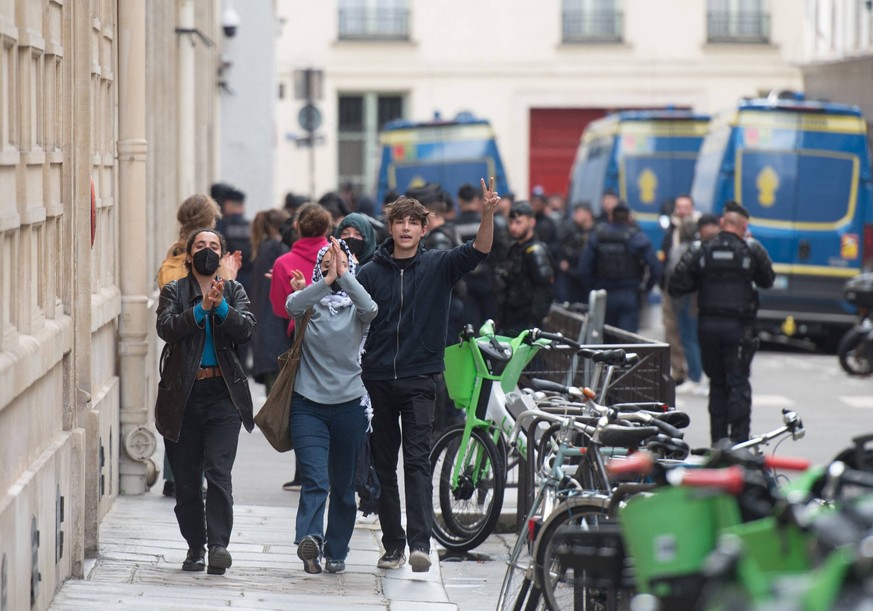 La police évacue les militants pro-Gaza à Sciences Po Paris ce 3 mai.