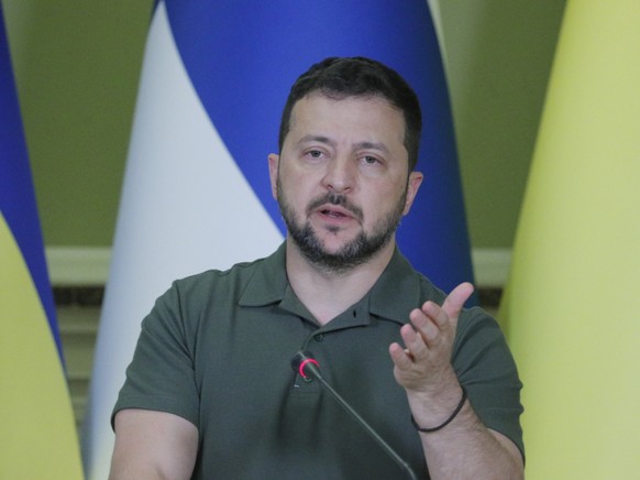Le président ukrainien Volodymyr Zelensky reconnaît la supériorité russe actuelle.