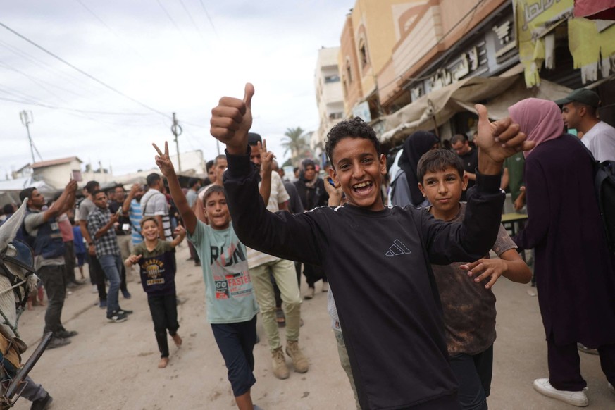 Célébrations près de l&#039;hôpital Shuhada al-Aqsa de Deir al-Balah, dans le centre de la bande de Gaza.