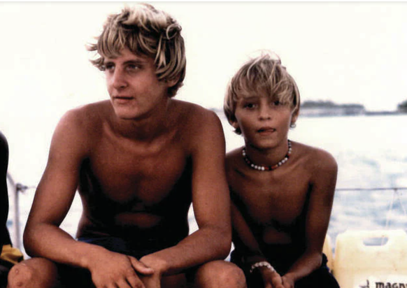 Avec son grand frère Laurent (à gauche) pendant un tour du monde en famille.