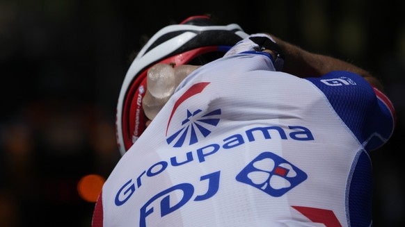 À plusieurs reprises mardi, les coureurs se sont rendus auprès des voitures de leurs directeurs sportifs pour y recevoir quelques glaçons, qu&#039;ils ont aussitôt glissé sous leur maillot groupama fd ...