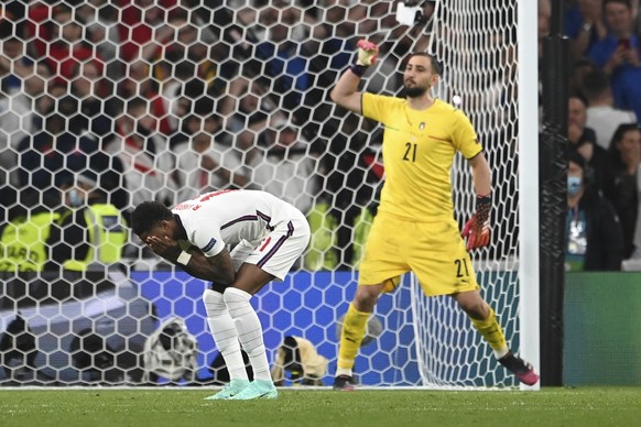 La déception a été énorme pour Marcus Rashford après son tir au but raté.