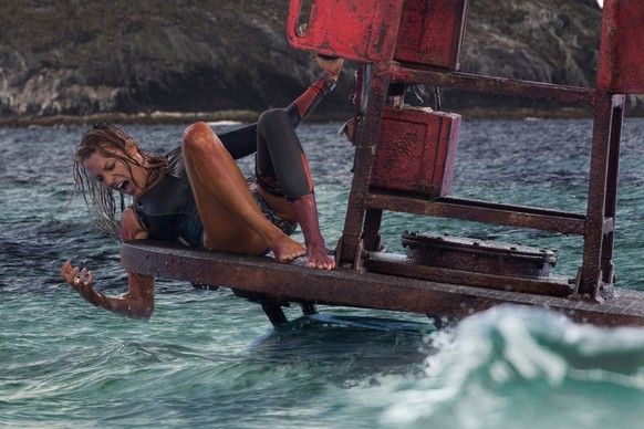 Blake Lively se bat contre un requin dans The Shallows, en 2016.