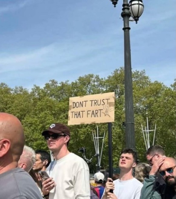 Die lustigsten Plakate vom London 2026 
https://www.instagram.com/britlife_/