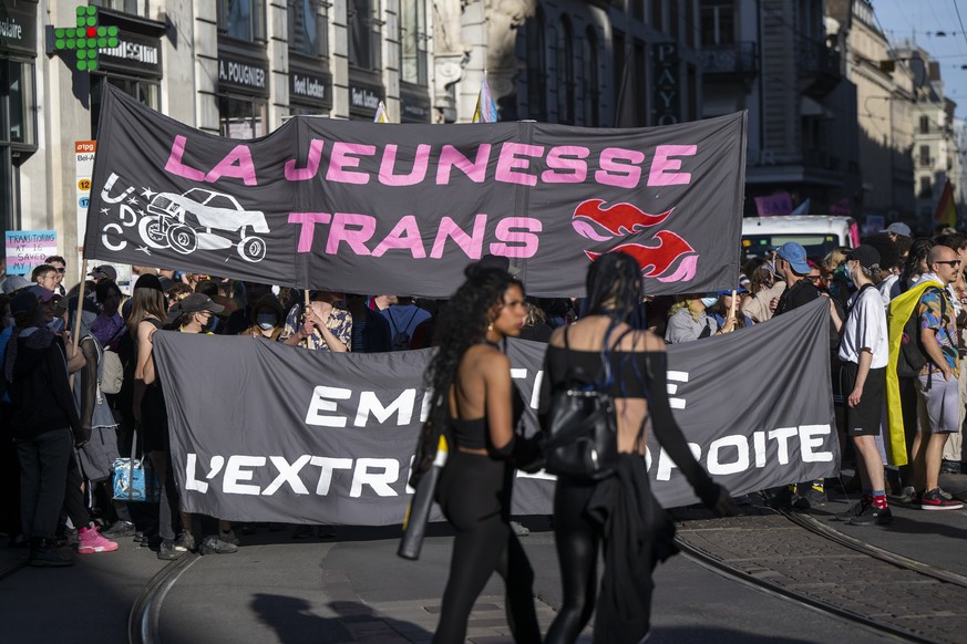 Des personnes manifestent contre la montee de la transphobie et de l&#039;extreme-droite, ce samedi 13 avril 2024 a Geneve. Les organisateurs ont appelle a marcher en nombre, pour faire front contre l ...