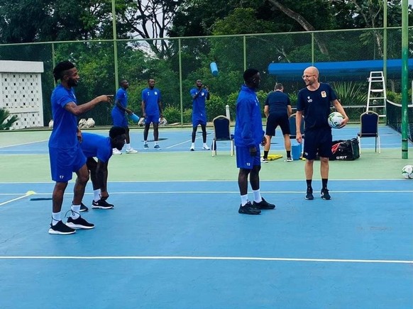 Valentin Danzi (avec le ballon) lors d'une session de foot-tennis avec la sélection centrafricaine.