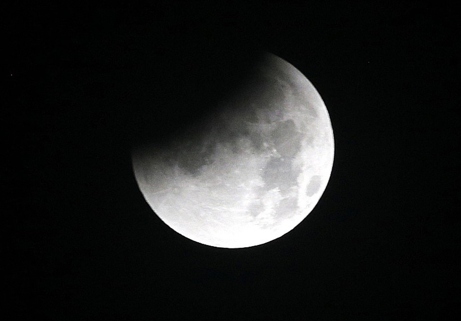 La lune pendant une éclipse vue d&#039;Abidjan, Côte d&#039;Ivoire, le 16 mai 2022.