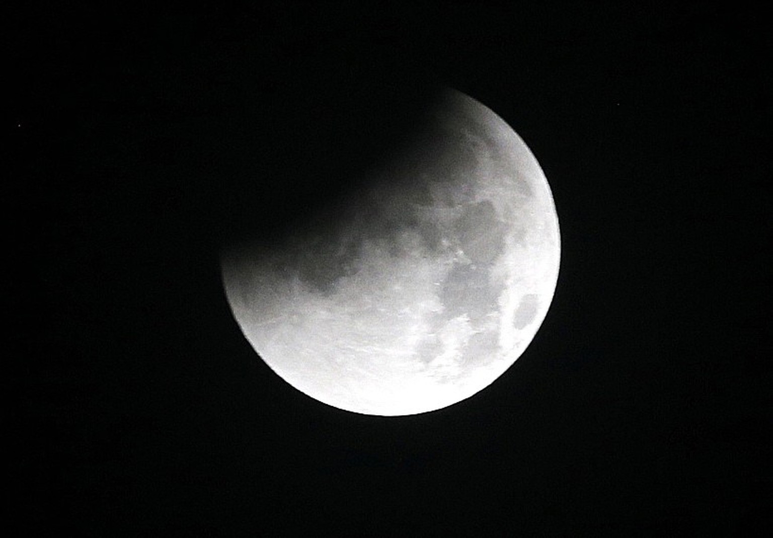 La lune pendant une éclipse vue d'Abidjan, Côte d'Ivoire, le 16 mai 2022.