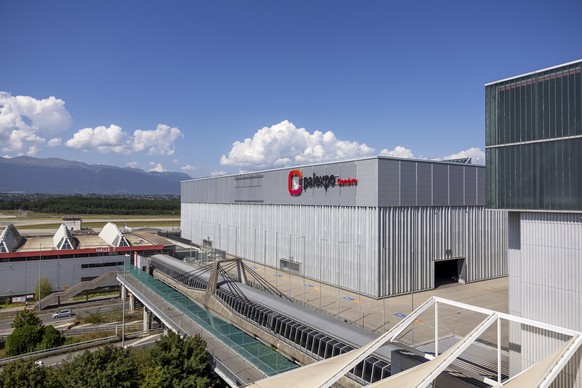 La facade de la halle 6, gauche, et halle 5 de Palexpo (centre international d&#039;exposition) sont photographiees, ce mercredi 28 aout 2024 a Geneve. La Societe suisse de radiodiffusion et televisio ...