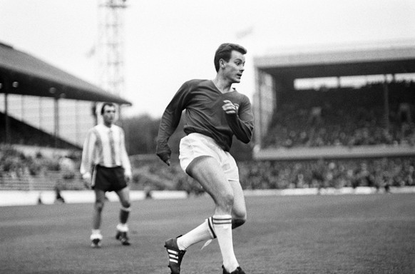 Der Schweizer Mittelfeldspieler Koebi Kuhn in Aktion im Spiel Schweiz-Argentinien an der Fussball-Weltmeisterschaft 1966 in England am 19. Juli 1966 im Hillsborough-Stadion in Sheffield. Das Spiel Sch ...
