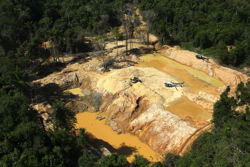 Un camp d'orpaillage illégal, vu depuis un hélicoptère de l'agence environnementale Ibama.