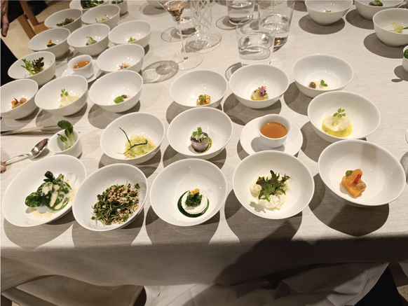 Le menu antipasto d'Enrico Crippa se compose de 14 petites assiettes.