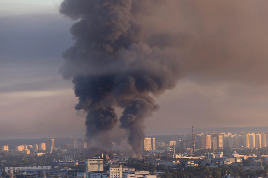 De la fumée s'élève au-dessus du centre de Kiev après une attaque russe à la roquette, le 2 juillet.