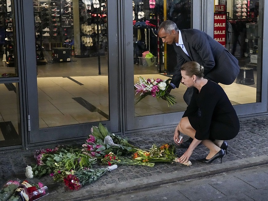 La première ministre danoise Mette Frederiksen et le ministre de la justice Mattias Tesfaye déposent des fleurs à l&#039;entrée du Field&#039;s shopping center à Copenhague.