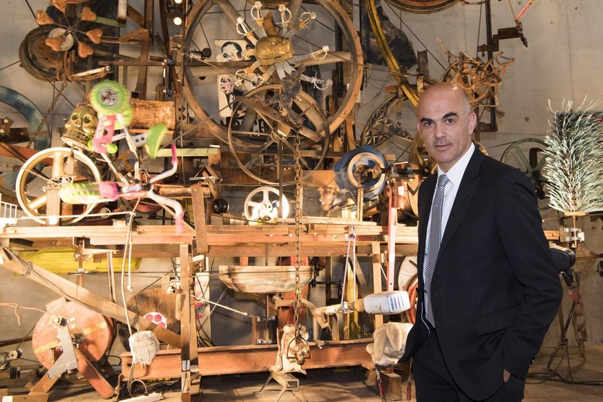 le ministre posant devant «Le Retable de l'Abondance et du Mercantilisme totalitaire» de Jean-Tinguely.