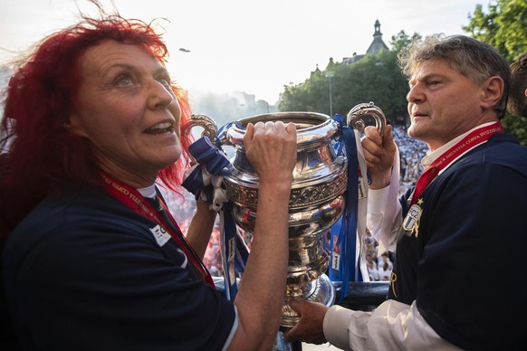 «Chéri, on ramène la Coupe à la maison?»