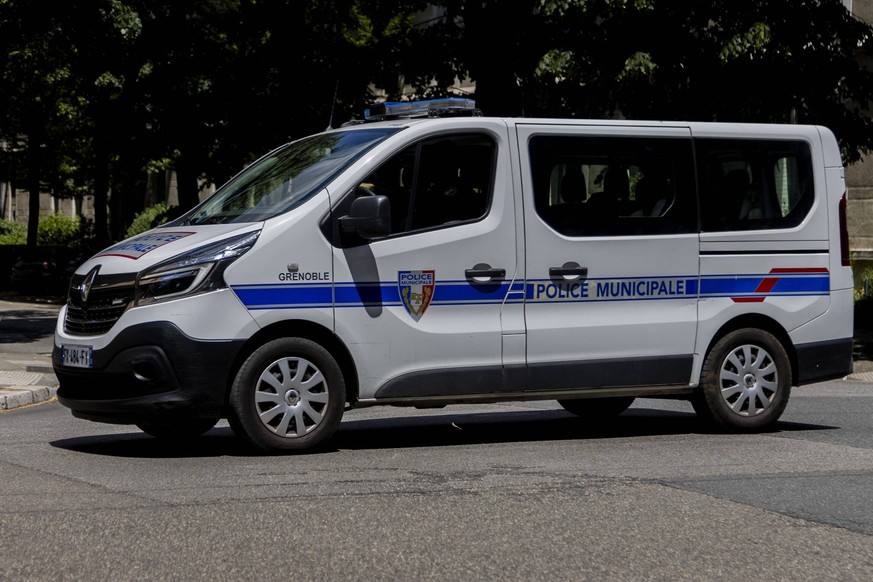 Un homme connu de la justice a été abattu mardi soir en pleine terrasse d’un bar, au cœur de Grenoble. Les enquêteurs privilégient la piste d’un règlement de comptes lié au trafic de stupéfiants. (ill ...