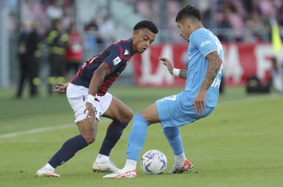 Napoli&#039;s Mathias Olivera, right, competes for the ball with Bologna&#039;s Dan Ndoye during the Italian Serie A soccer match between Bologna and Napoli, at the Renato Dall&#039;Ara stadium in Bol ...