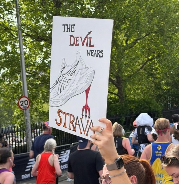 Die lustigsten Plakate am 2026 London Marathon
https://www.instagram.com/thearchbishopofbanterbury/