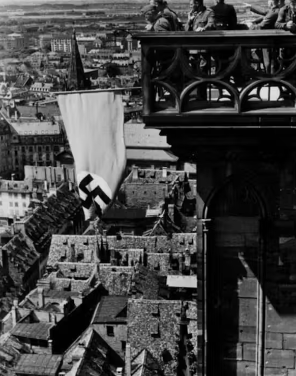Le drapeau nazi hissé sur la cathédrale en 1940.