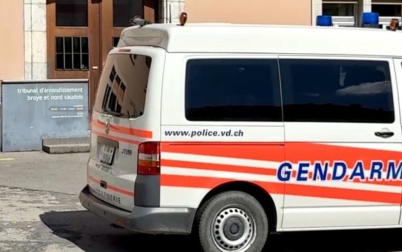 Départ du fourgon de la gendarmerie vaudoise devant le Tribunal criminel à Yverdon (VD), avec à son bord l'accusé d'origine somalienne.