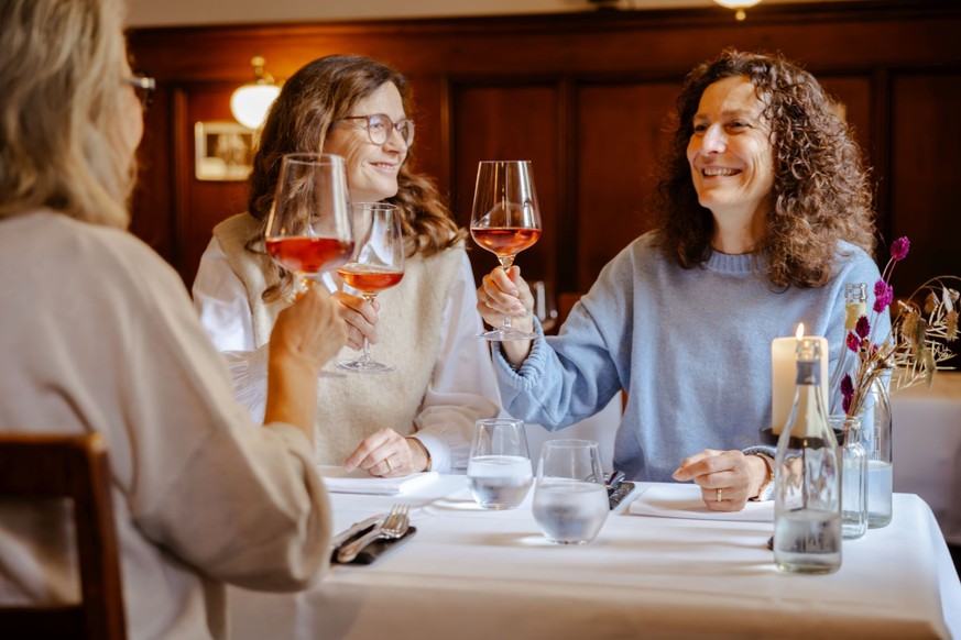 Un verre de vin de la région est tout simplement incontournable lors d'une visite en automne.