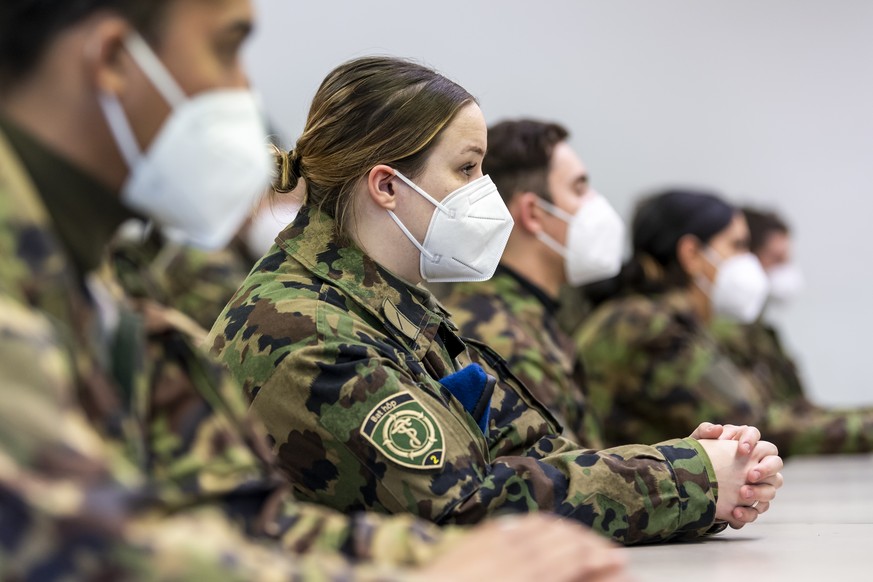 Des militaires de l&#039;Armee suisse du bataillon d&#039;hopital 2, portant des masques FFP2, recoivent des informations avant de commencer l&#039;entree en service afin de soutenir les cantons dans  ...