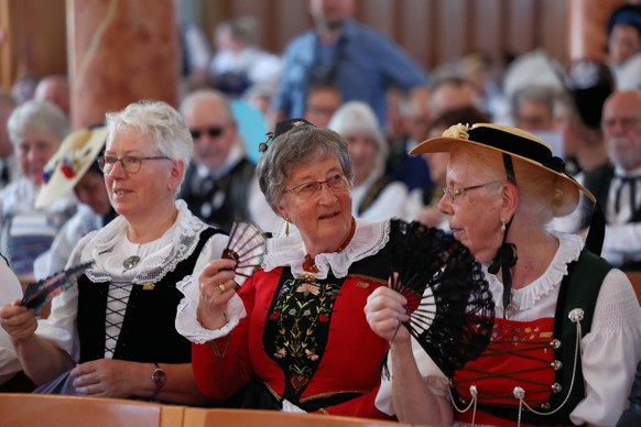 ZUERICH, 28JUN24 - Die Delegierten der Schweizerischen Trachtenvereinigung (STV) halten in der Kirche St. Peter ihre Delegiertenversammlung ab.

swiss-image.ch/Bild Arnd Wiegmann