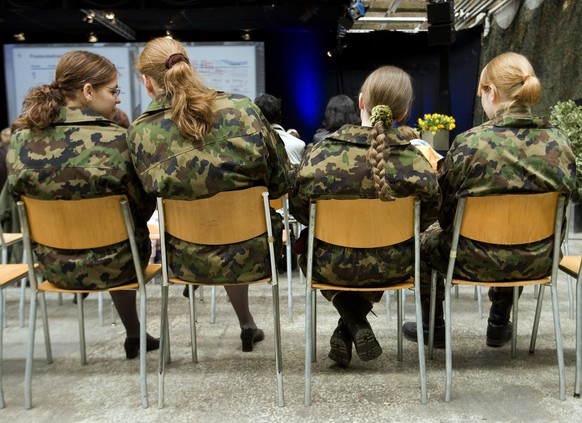 Soldatinnen unterhalten sich beim Anlass &quot;Business and Professional Women BPW Switzerland&quot; besucht die Schweizer Armee, am Samstag 5. April 2008 auf dem Waffenplatz in Thun. (KEYSTONE/ Peter ...