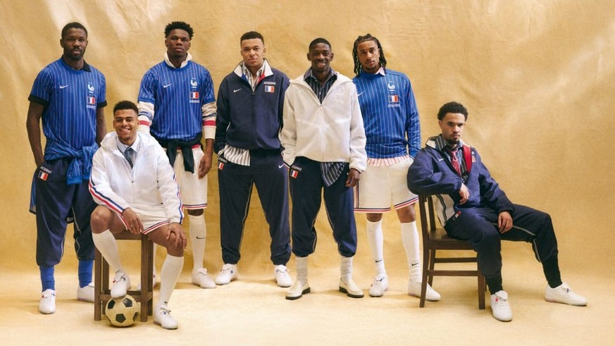 Maillots à fines rayures, survêtements rétro, shorts, baskets et vestes dans une version chic et épurée du vestiaire des Bleus. Le tout en tricolore, évidemment.
