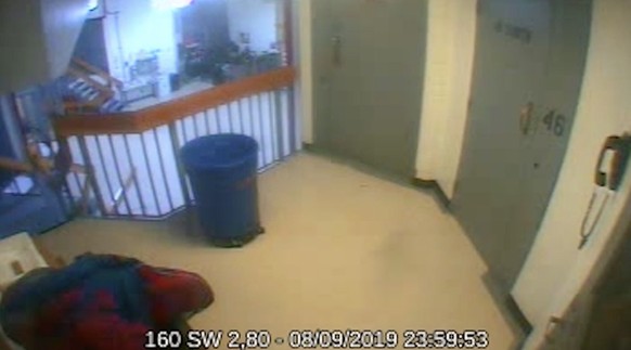 Quelques minutes avant le décès Jeffrey Epstein, un trou crucial dans la vidéo de surveillance a alimenté les doutes sur son suicide.