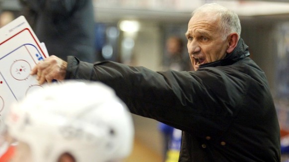 Der Head-Coach des EHC Basel Paul-Andre Cadieux dirigiert seine Spieler beim Eishockey Meisterschaftsspiel zwischen dem EV Zug und dem EHC Basel vom Samstag, 6. Dezember 2003 in der Zuger Hertihalle.  ...