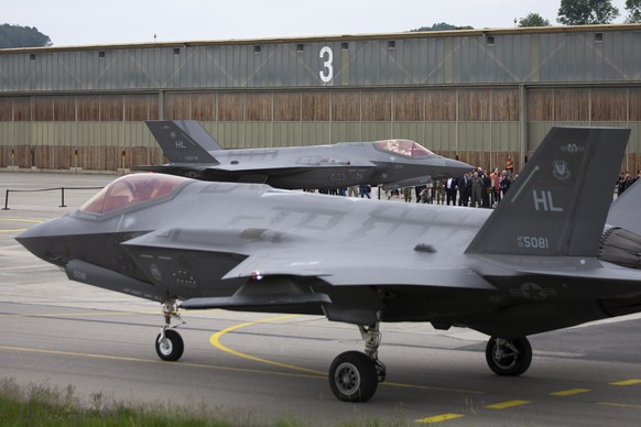 ARCHIVBILD ZUR BEREINIGUNG DER VERTRAEGE FUER DEN F-35 MIT DER US-REGIERUNG --- Two Lockheed Martin F-35A fighter jets are pictured during a test and evaluation day at the Swiss Army airbase, in Payer ...