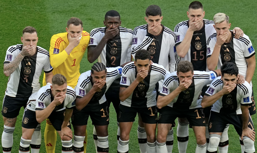 Au Mondial 2022 au Qatar, l'équipe d'Allemagne avait réalisé ce geste symbolique pour dénoncer le manque de respect des droits humains du pays hôte.