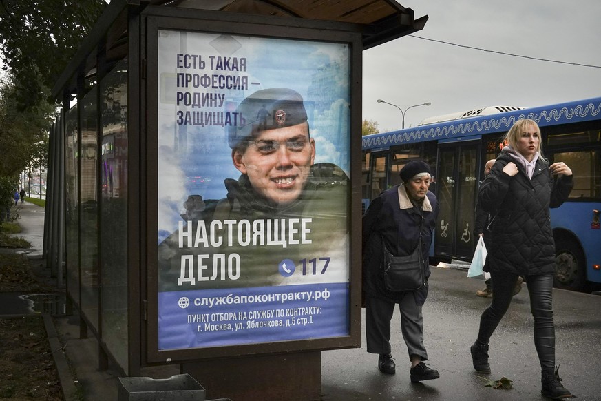 Une affiche d'un soldat russe avec le slogan «la défense de la patrie est un métier à part entière. Un vrai métier».
