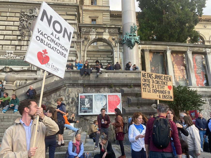 Les manifestants se sont réunis à 18h sur la Place de la Riponne.