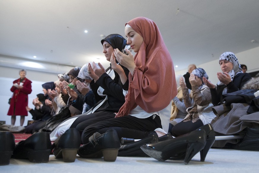 Musliminnen beten in der Moschee im Haus der Religionen, am Tag der offiziellen Eroeffnung des Hauses der Religionen, am Sonntag, 14. Dezember 2014 in Bern. Das Haus der Religionen soll von religioese ...