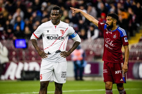 L&#039;attaquant valaisan Mario Balotelli, gauche, reagit a cote du defenseur genevois Gael Clichy, droite, lors de la rencontre de football de Super League entre le Servette FC et le FC Sion le samed ...