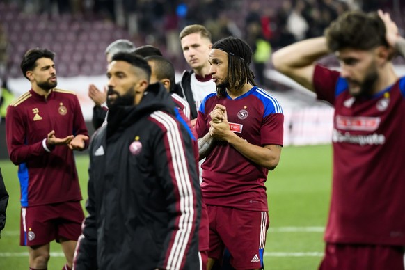 Deception du defenseur genevois Kevin Mbabu, centre, et de ses coequipiers apres l&#039;elimination lors de la rencontre de la demi-finale de football de Coupe de Suisse entre Servette FC et FC Lugano ...