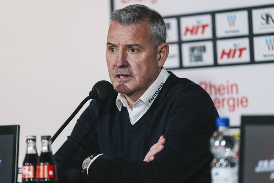 10.04.2026, xjmrgnx, Eishockey Penny DEL 1/2 Finale, Koelner Haie - Eisbären Berlin v.l. Trainer Serge Aubin Eisbaeren Berlin bei der Pressekonferenz nach dem Spiel DFL/DFB REGULATIONS PROHIBIT ANY US ...