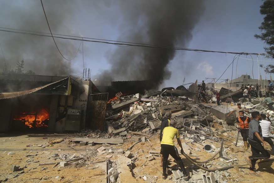 Israël a intensifié ses bombardements sur la bande de Gaza en prélude à une probable invasion terrestre.