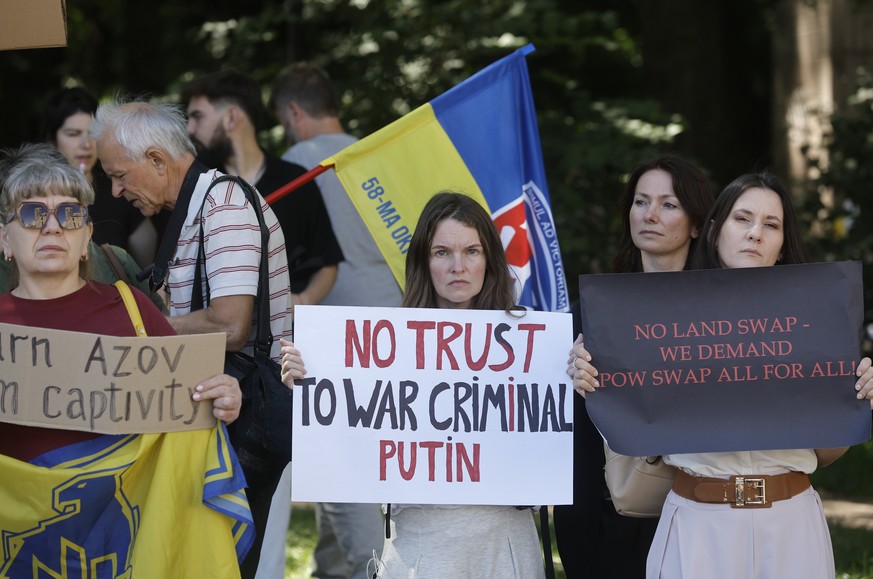epa12302251 Ukrainians, including families of prisoners of war (POWs) and missing persons, participate in a rally called &#039;No land swap! We demand POW swap all-for-all&#039; in front of the US emb ...