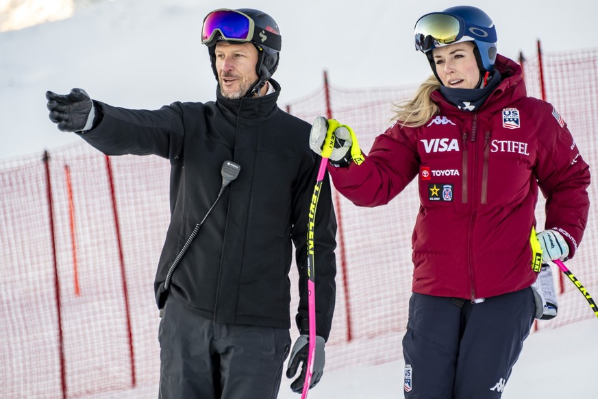 Coach and former Norwegian skier Aksel Lund Svindal, left, talks to Lindsey Vonn of the United States, right, before the women&#039;s Downhill training race at the Alpine Skiing FIS Ski World Cup, in  ...