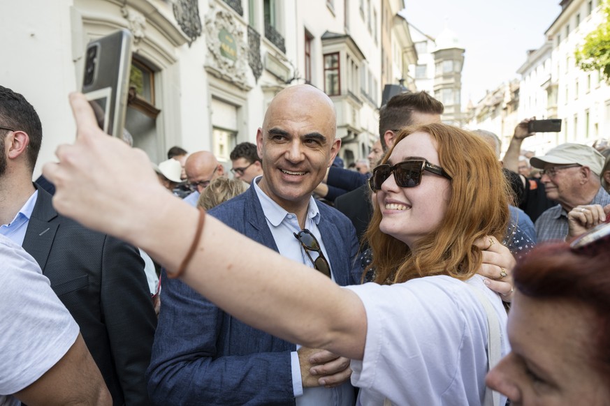 Bundesrat Alain Berset posiert fuer Selfies mit den Bewohnern waehrend der Bundesratsreise in Schaffhausen, am Donnerstag, 30. Juni 2022. (KEYSTONE/Ennio Leanza)