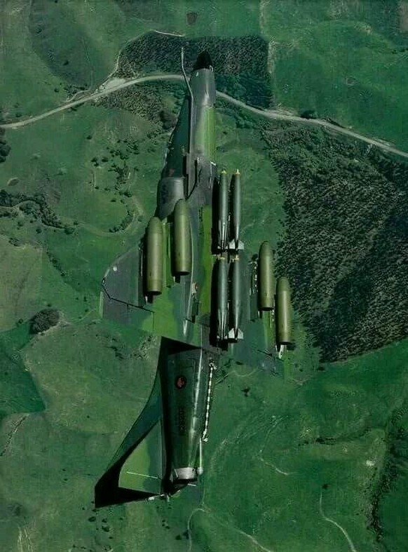 A-4 Skyhawk RNZAF – so sieht effektive Tarnung aus. 
https://aviationhumor.net/wp-content/uploads/2020/07/A-4-Skyhawk-camo.jpg